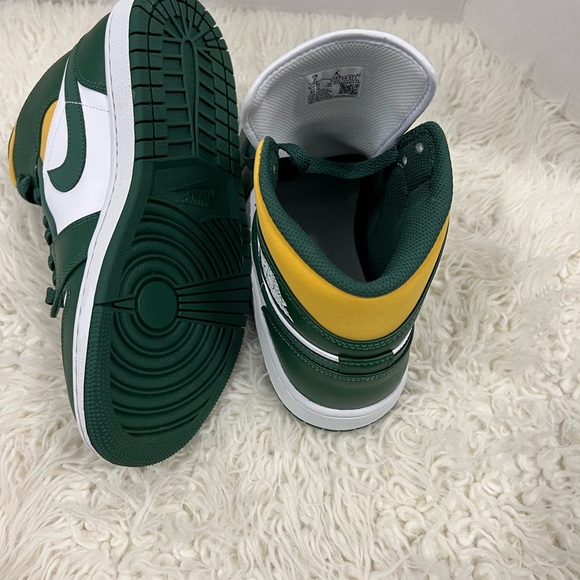 NIB Mens Air Jordan 1 Mid Noble Green Pollen White - Picture 7 of 8